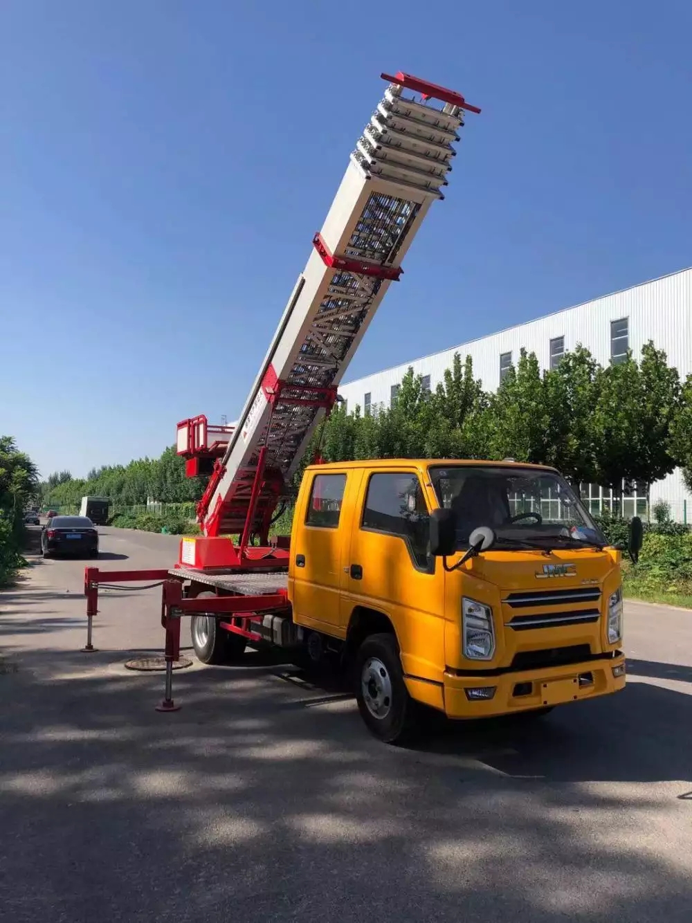 卫辉附近的云梯车出租服务：轻松解决高空作业需求