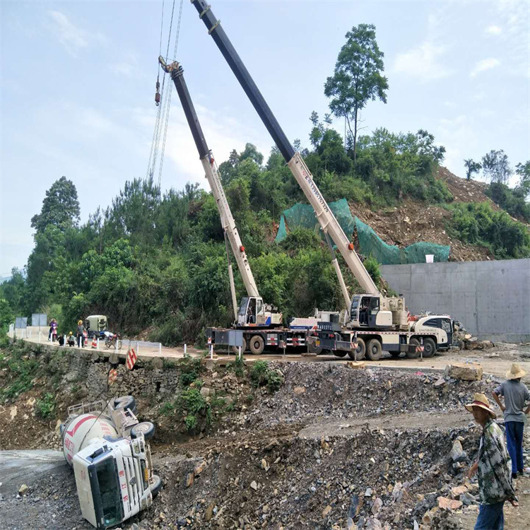 卫辉汽车掉沟里叫吊车救援要多少钱